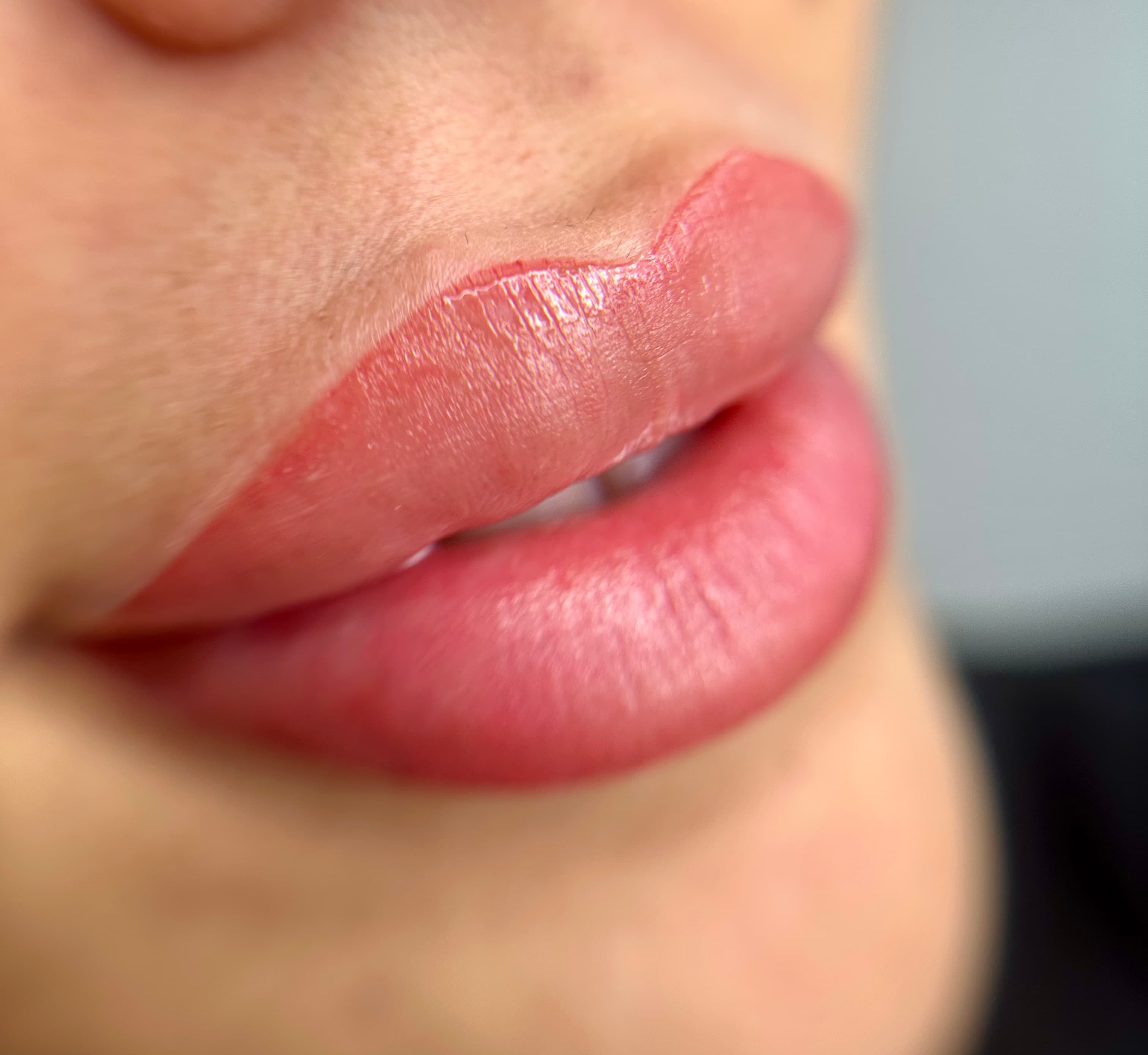 Résultat de maquillage permanent des lèvres à la Beauty Room Dijon, effet satiné.