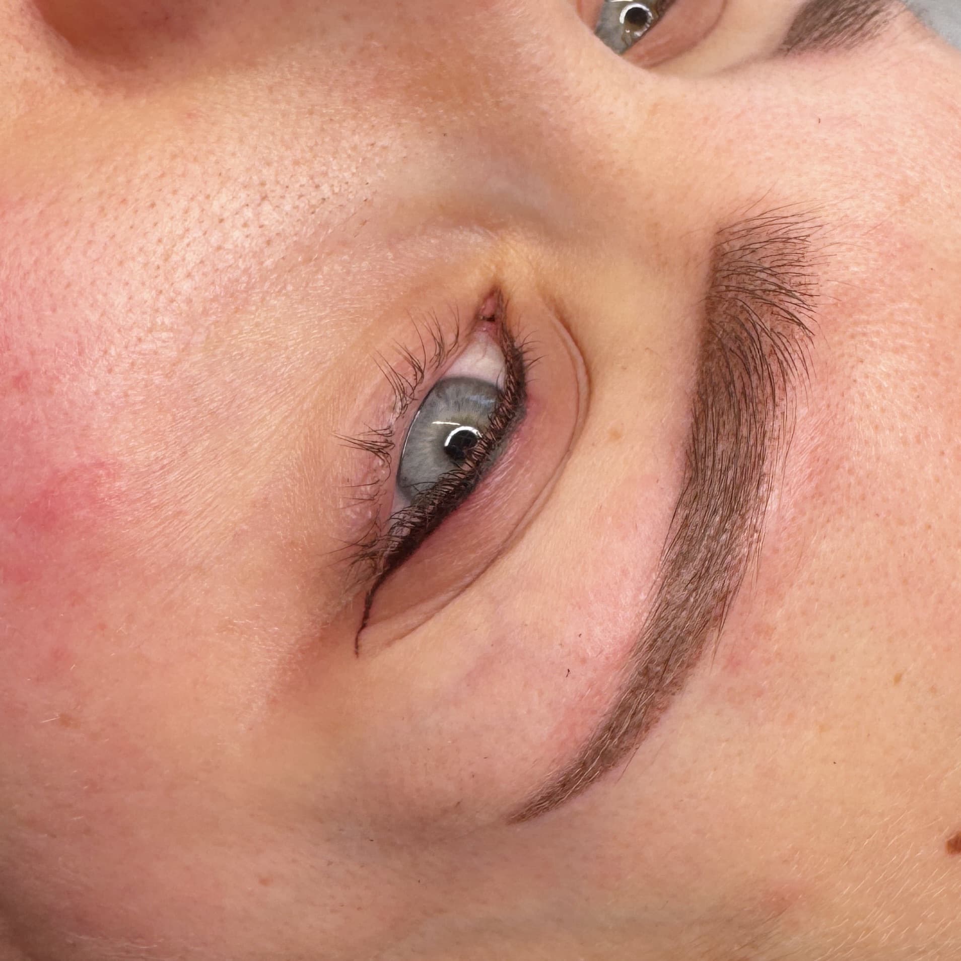 Maquillage permanent des yeux à Dijon avec effet eyeliner supérieur, ras de cils semi-permanent réalisé par Habiba Med