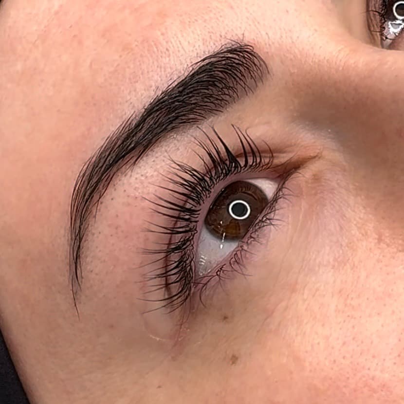 Cils allongés avec belle courbure sur cliente aux yeux noisette et sourcils définis, résultat lash lift à Dijon.