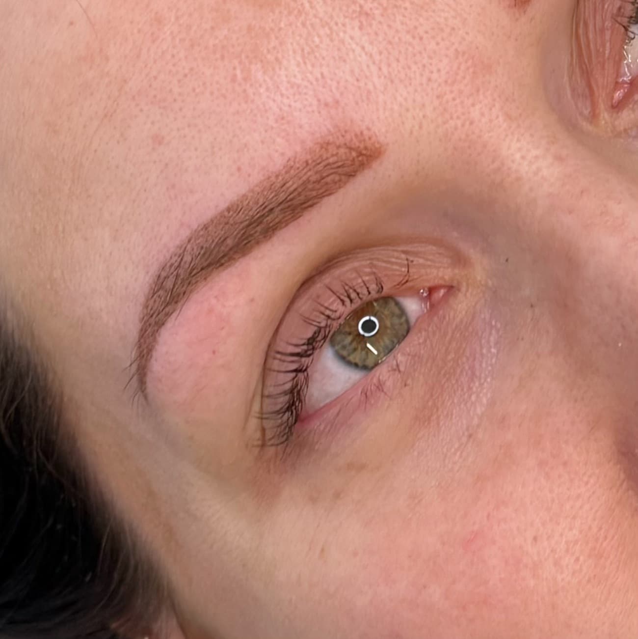 Rehaussement de cils à Dijon sur une femme mature aux yeux verts, cils lifés pour rajeunir le regard