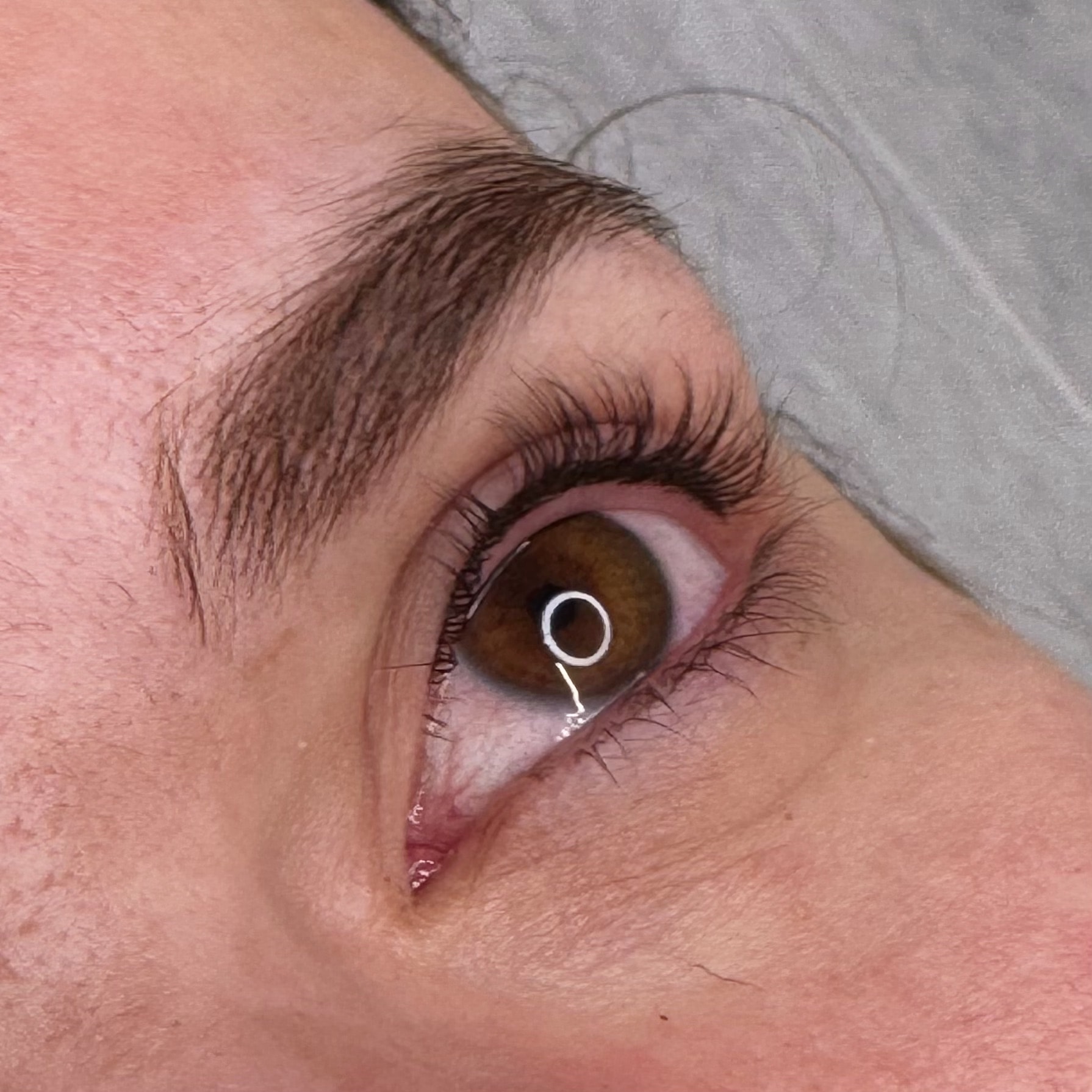 Tatouage eyeliner maquillage permanent au ras de cils, finition nette et naturelle à Dijon, par Habiba Med