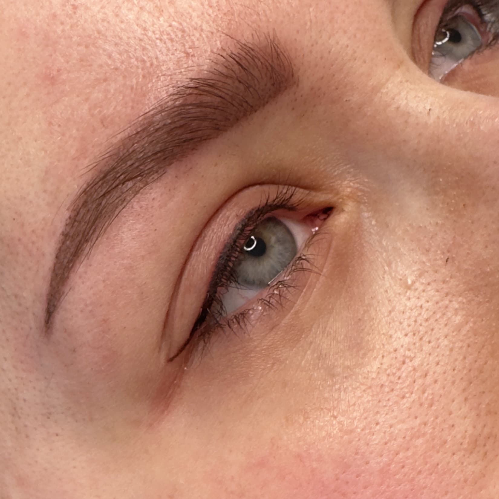 Maquillage semi-permanent à Dijon avec eyeliner ras de cils net et précis, réalisé par Habiba Med