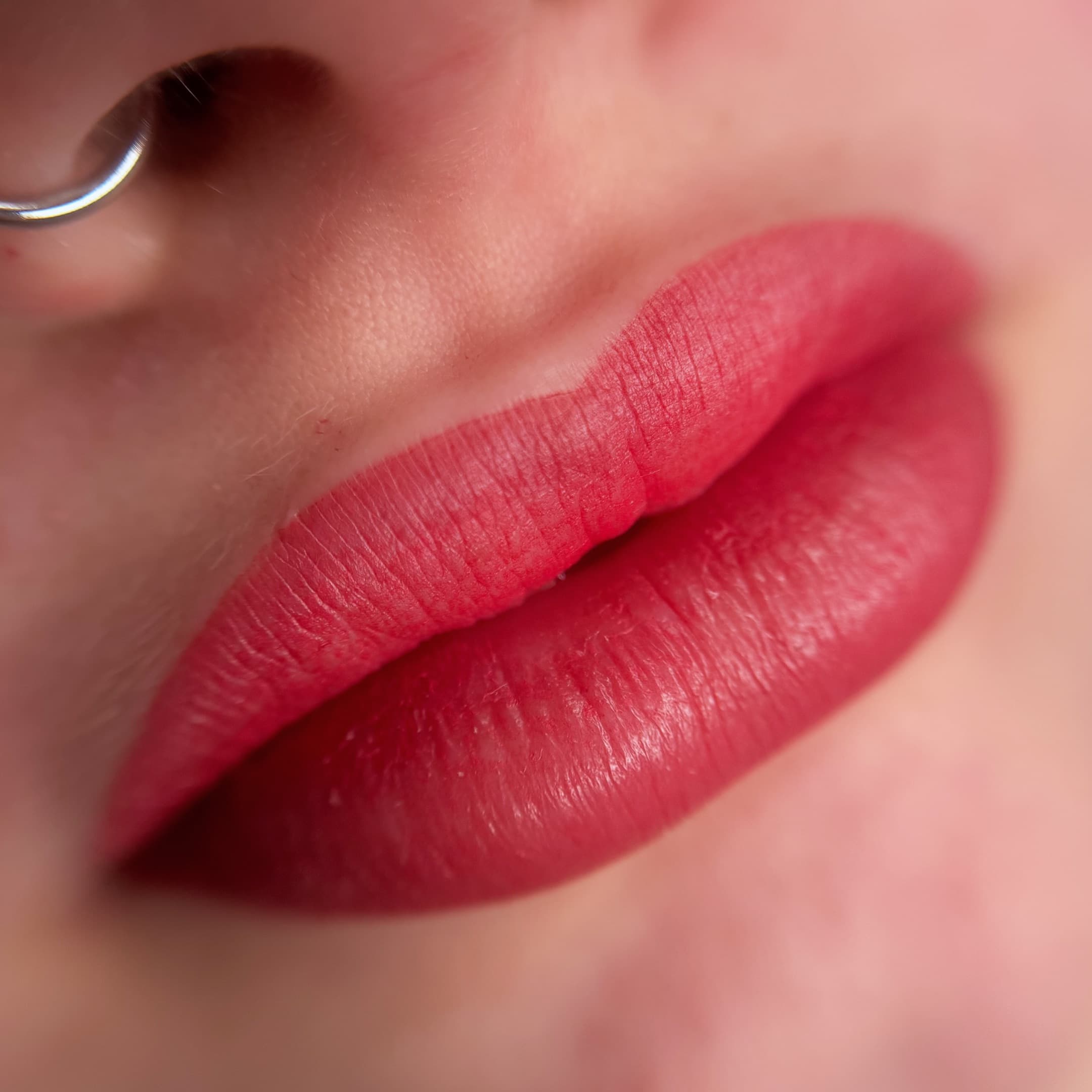 Candy Lips en maquillage semi-permanent avec rendu naturel sur lèvres pigmentées