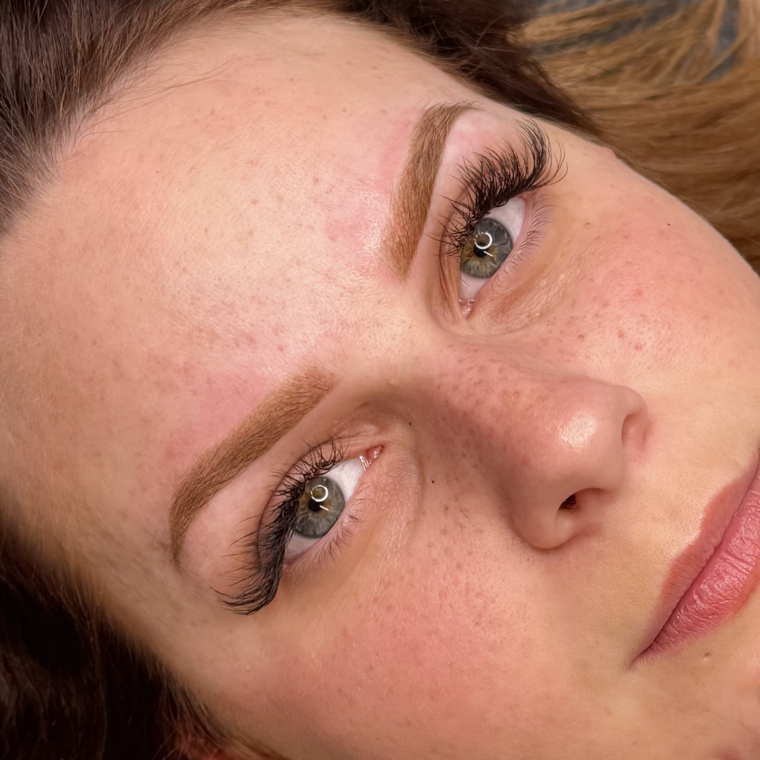 Microshading avec ombre brows à Dijon pour des sourcils roux redessinés de manière subtile et harmonieuse.