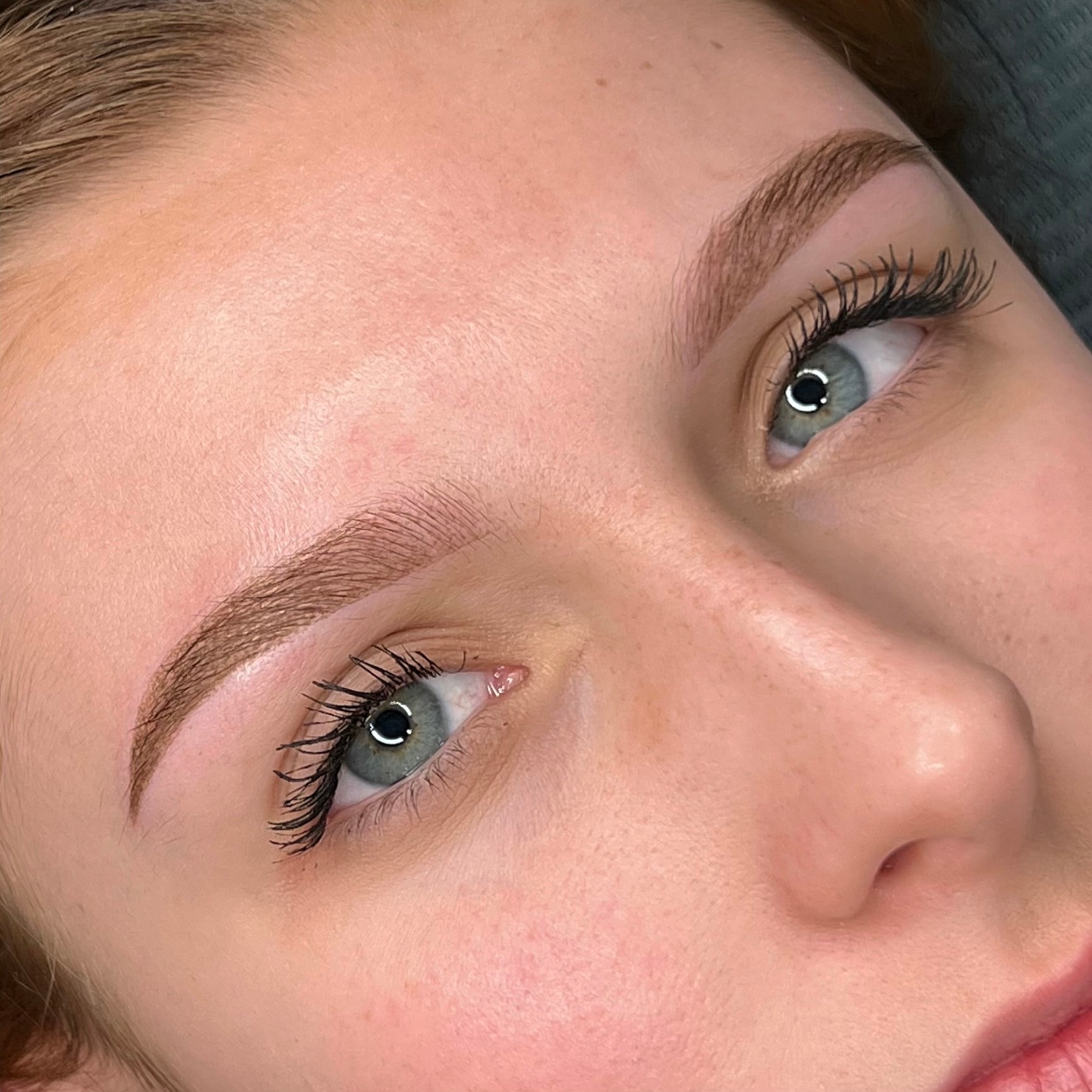Résultat de maquillage permanent des sourcils en technique microshading à Dijon, effet poudré naturel pour structurer le regard, réalisé par Habiba Med.