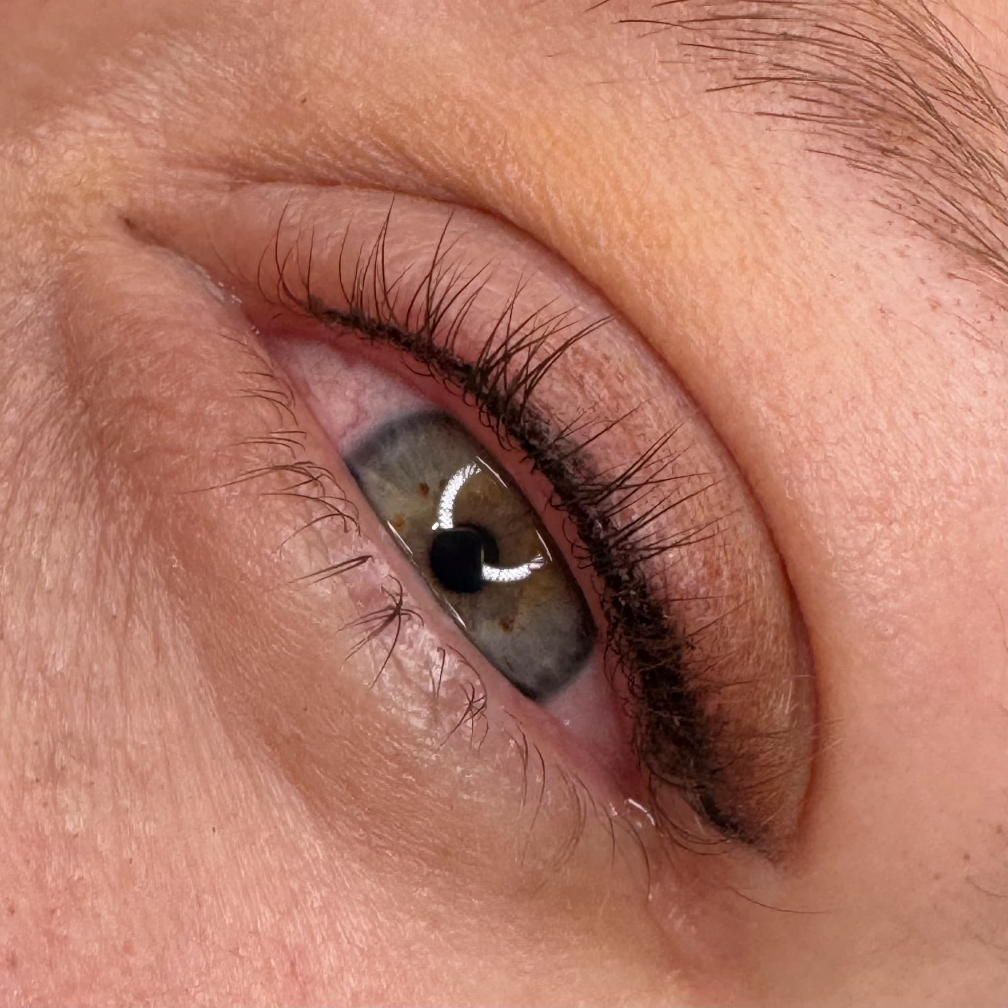 Résultat tatouage eyeliner ras de cils en maquillage permanent à Dijon, réalisé par Habiba Med