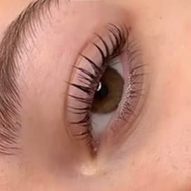 Lash lift sur une jeune femme aux yeux marron, cils souples recourbés naturellement à Dijon par Habiba Med