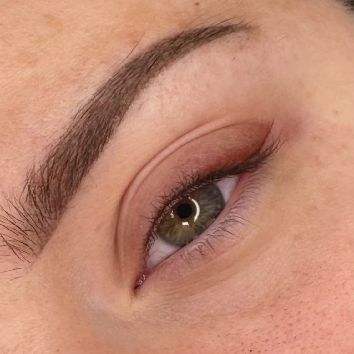 Tatouage eyeliner au ras de cils, maquillage permanent réalisé à Dijon par Habiba Med