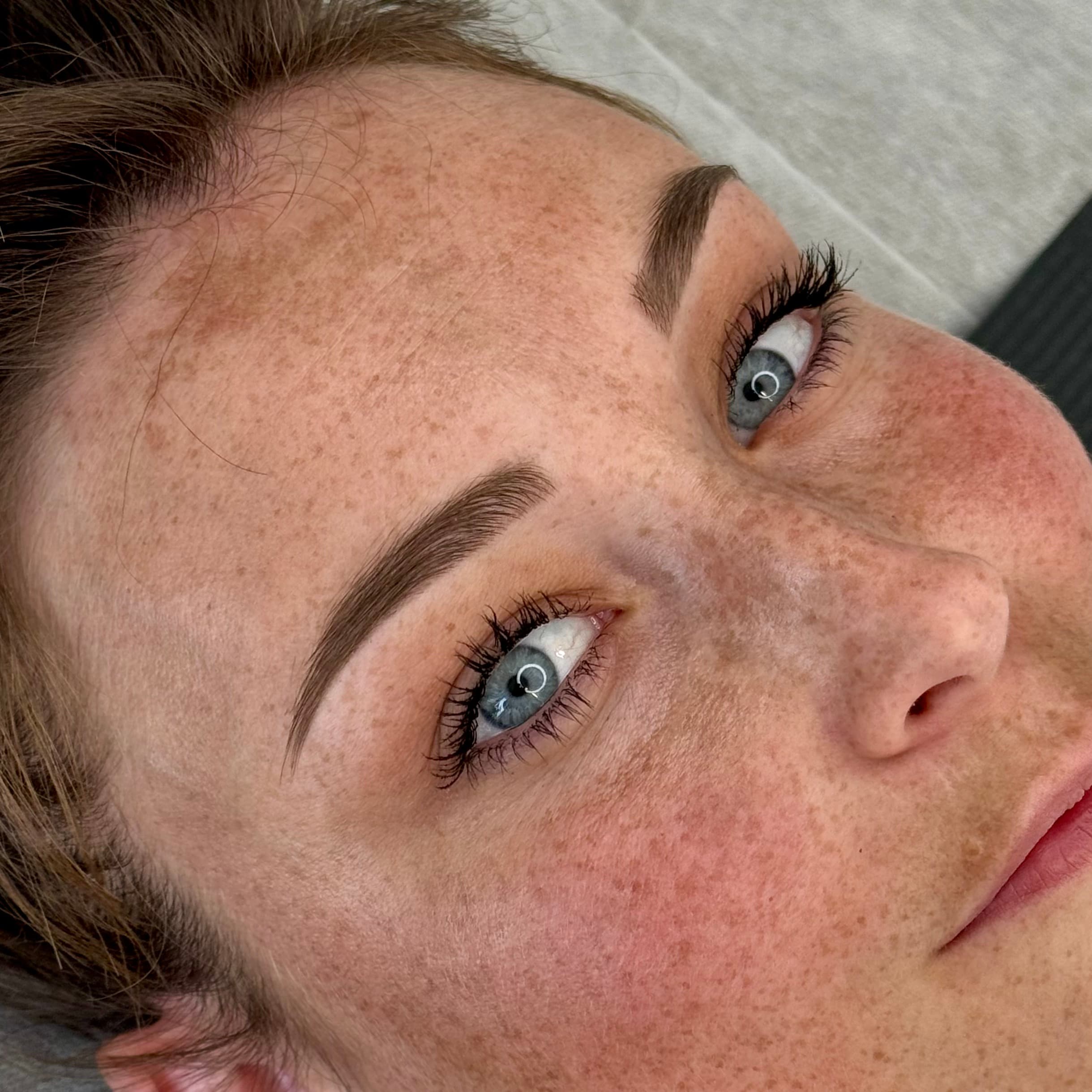 Sourcils lumineux avec tatouage microshading à Dijon, résultat net et uniforme sur peau rosée.