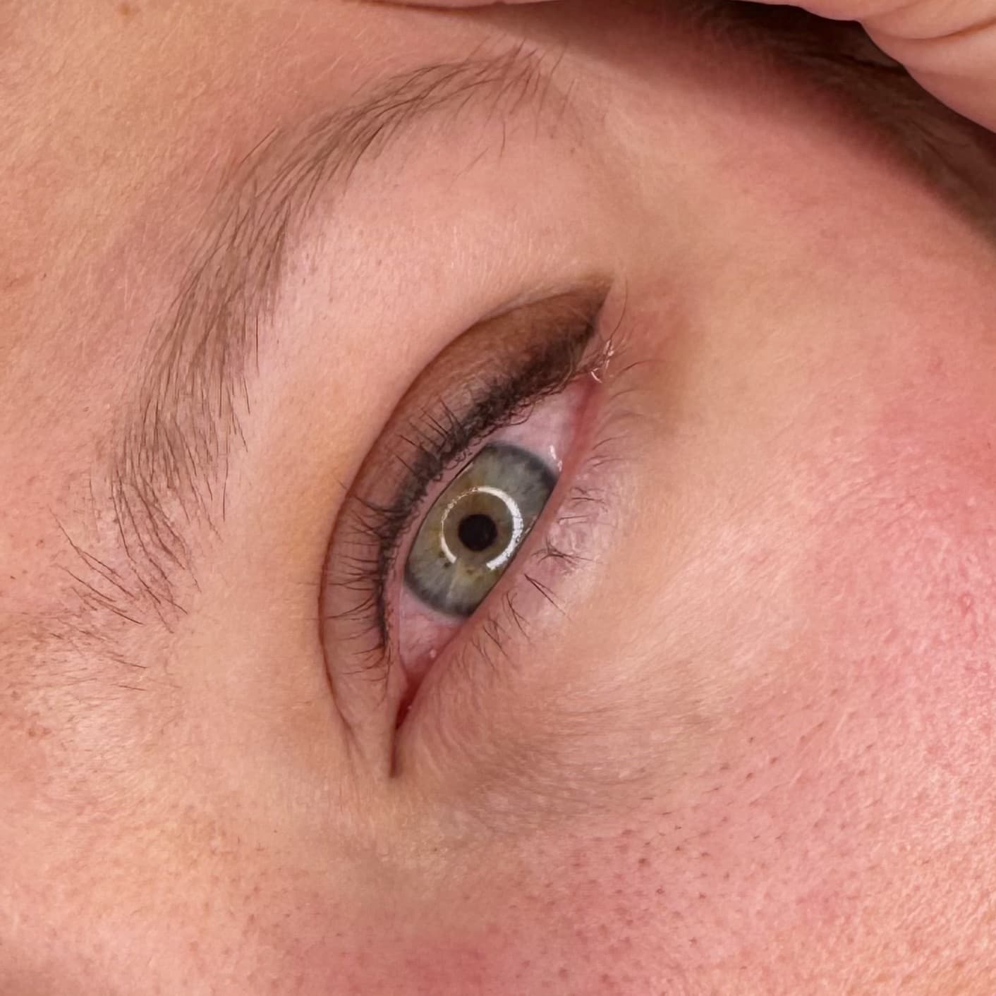 Résultat d’un tatouage ras de cils avec eyeliner permanent à Dijon, maquillage semi-permanent réalisé par Habiba Med