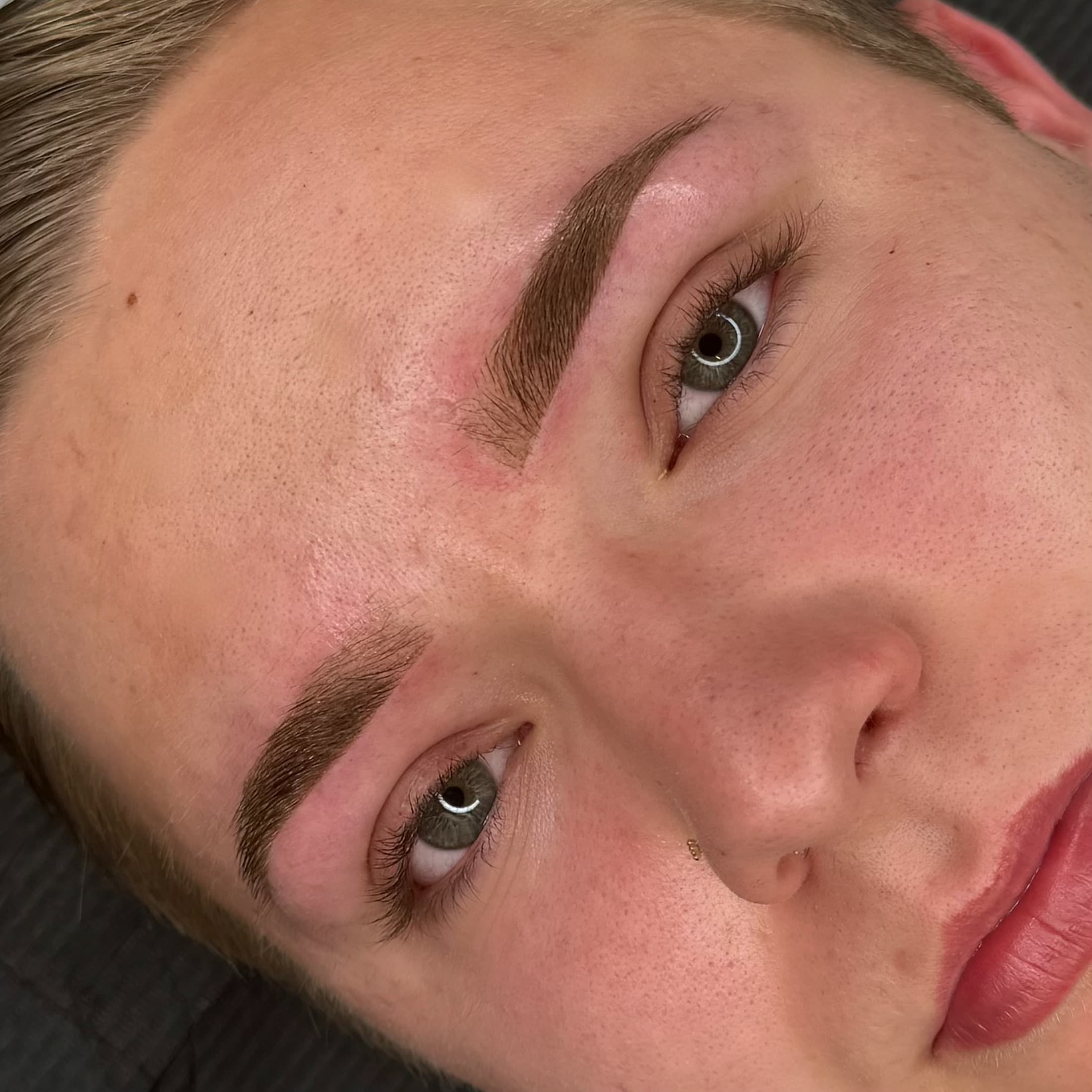 Sourcils tatoués par microshading à Dijon avec pigmentation fraîche et résultat net dès la première séance.