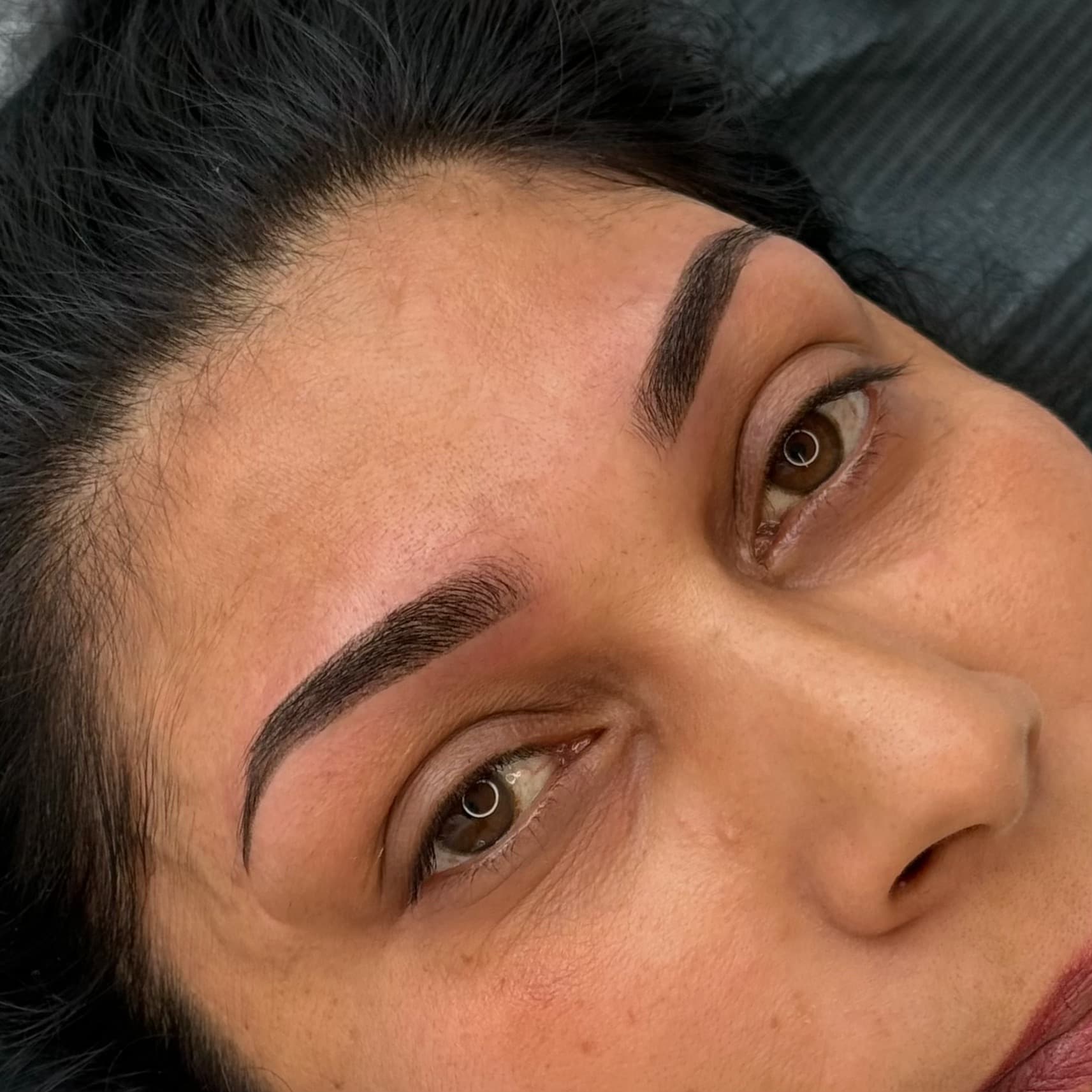 Habiba Med réalise un tatouage sourcil permanent foncé à Dijon, avec la technique microshading pour un effet poudré net.
